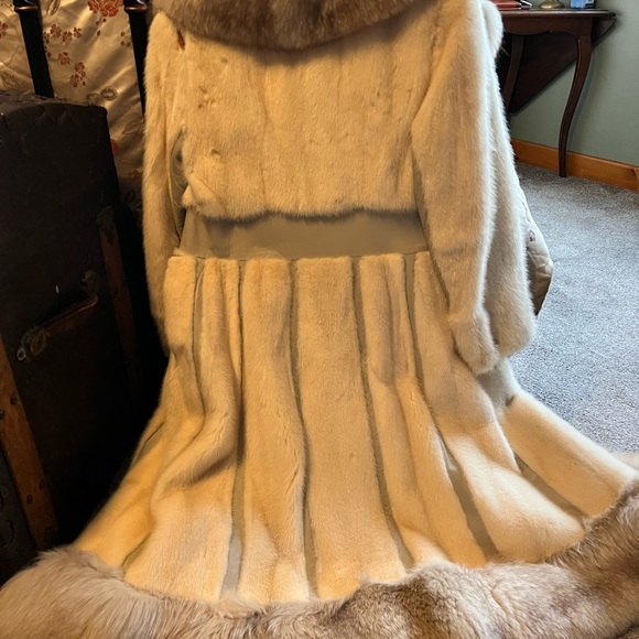 Absolutely exquisite mink coat - Picture 9 of 11